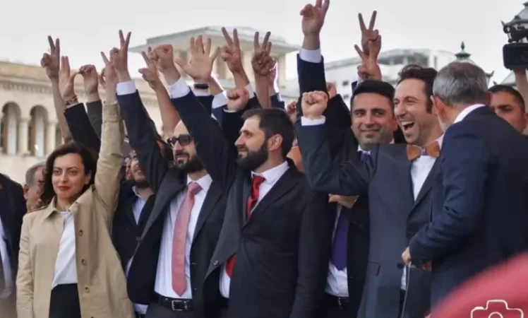 Teams Formed Within the Government Have Started a Process of Mutual Destruction