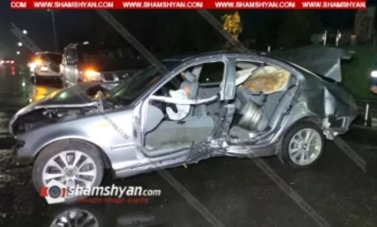 BMW-ն տապալել է բենզալցակայանի լիցքավորման սարքն ու հյուրանոցի գովազդային վահանակը