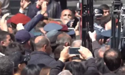 ՈՒՂԻՂ․ Քաշքշուք, լարված իրավիճակ Երևանի ընդհանուր իրավասության դատարանի դիմաց