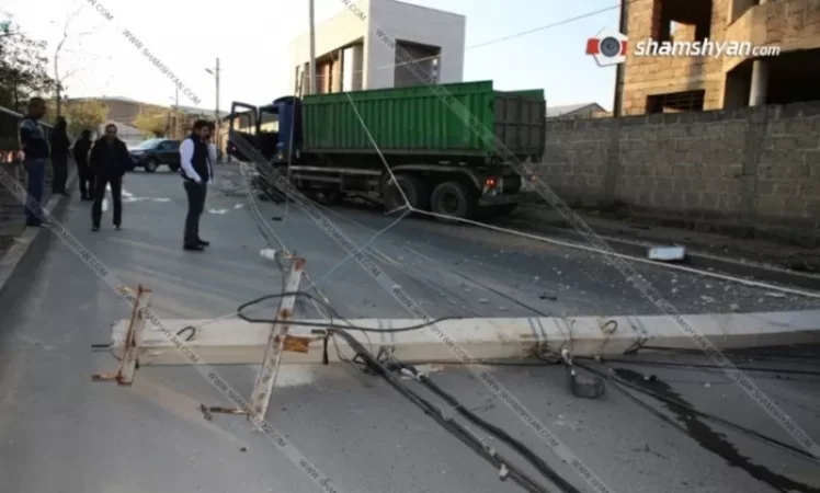 Աղբատարը բախվել է ծառին, տապալել բետոնե սյունը. երթևեկությունը դադարեցվել է այդ հատվածում