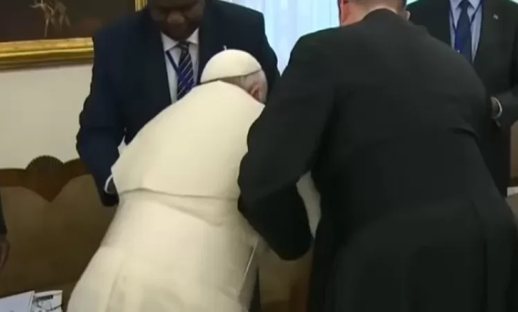 VIDEO: Pope Francis Kisses the Feet of South Sudan Leaders