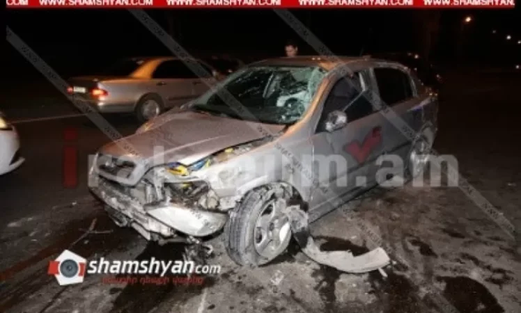 43-ամյա վարորդը Opel-ով տապալել է բենզալցակայանի ցուցանակն ու ծաղկամանները. վիրավոր կա