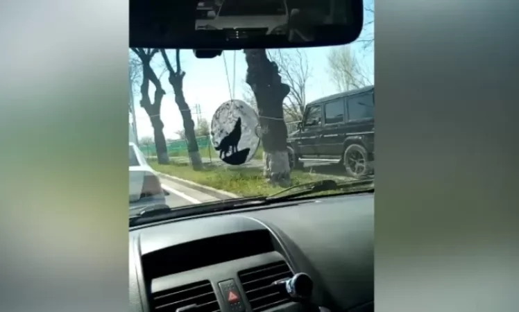 VIDEO: Some Cars Drive on Sidewalks in Yerevan