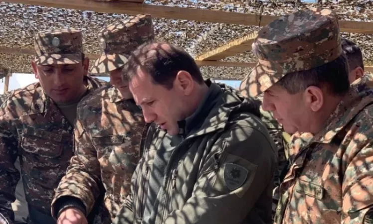 Նախարար Դավիթ Տոնոյանն այցելել է առաջնագիծ