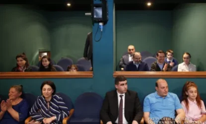 Վարչապետը դուստրերի հետ դիտել է «Ձուկն առանց ջրի կամ suicide» ներկայացումը