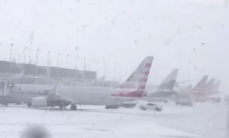 Blizzard in Chicago: Nearly 1000 Flights Canceled