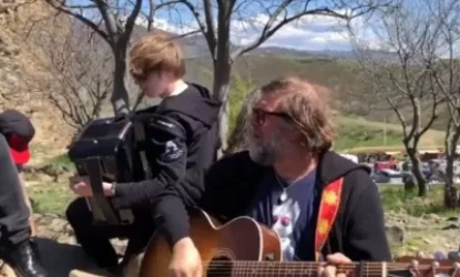 ՏԵՍԱՆՅՈՒԹ. Վրաստանում հոգևորականը ստիպել է ռուս երաժշտին դադարեցնել փողոցային համերգը