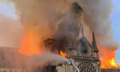 Թրամփը առաջարկել է Աստվածամոր տաճարի հրդեհը մարելու համար  «թռչող ջրցան մեքենաներ» օգտագործել