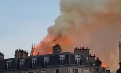 ՏԵՍԱՆՅՈՒԹ. Ընկել է Աստվածամոր տաճարի սայրաձողը. Հրդեհը շարունակվում է