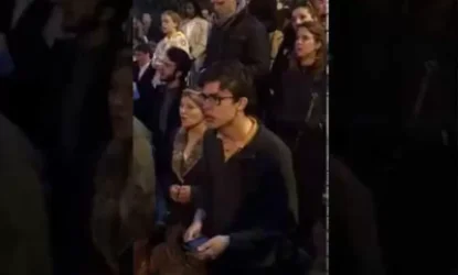 Ֆրանսիացիները ծնկաչոք «Ավե Մարիա» են երգել այրվող տաճարի մոտ