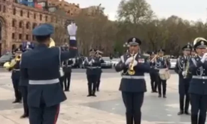 ՏԵՍԱՆՅՈՒԹ․ Ոստիկանության նվագախումբը հանդիսավոր շրջում է Երևանում