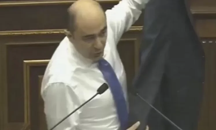 ՏԵՍԱՆՅՈՒԹ․ Սերժ Սարգսյանի կոստյումից 2 կոճակ եք հանել, գիտեք, թե բա՞ն եք փոխել․ Մարուքյան