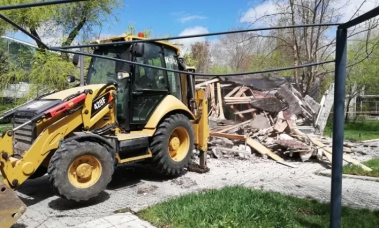 Video: Structure Being Dismantled in Circular Park