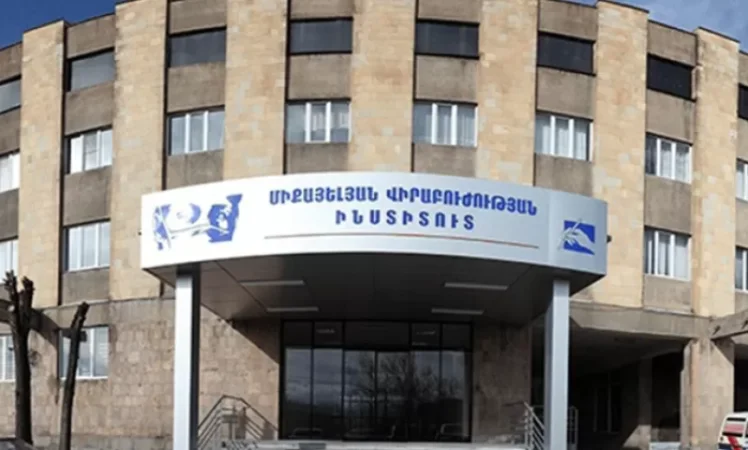 Հրազենային վիրավորումով հիվանդանոց է տեղափոխվել զինվորական համազգեստով երիտասարդ տղա