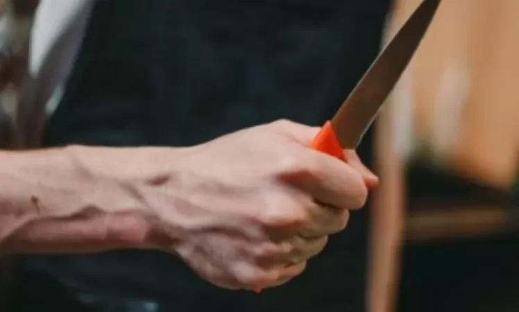 Դանակով հարվածել է հոր պարանոցին և դեմքին, աղյուսով երկու անգամ հարվածել գլխին