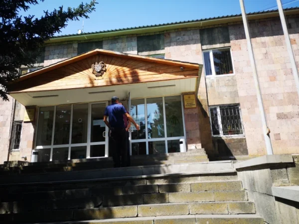 Ծաղկաձորի փոխքաղաքապետը հայտնվել է սկանդալի կենտրոնում. ծեծ` մարզպետարանի դիմաց. «Ժողովուրդ»