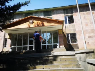 Ծաղկաձորի փոխքաղաքապետը հայտնվել է սկանդալի կենտրոնում. ծեծ` մարզպետարանի դիմաց. «Ժողովուրդ»