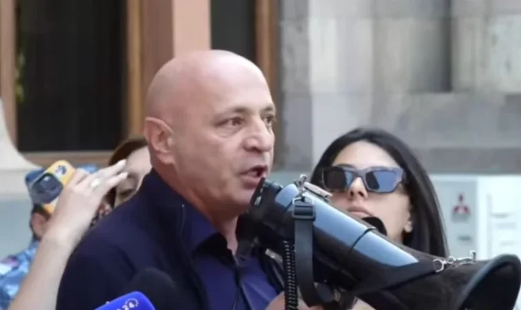 Դուք արցախահայությունից խլել եք հայրենիքը․ բողոքի ակցիա կառավարության դիմաց