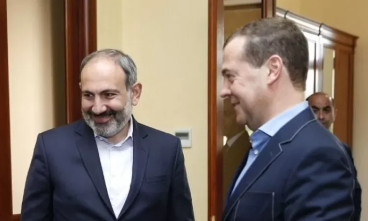 Փաշինյանն ու Մեդվեդևը պարել են երևանյան ակումբներից մեկում