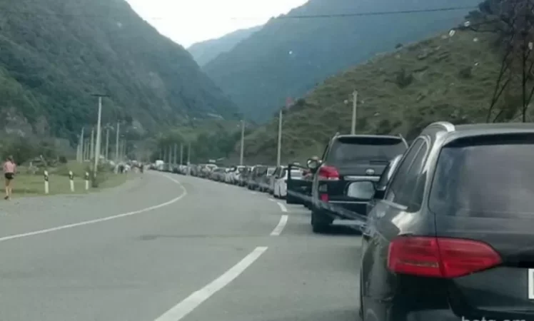 Ռուս սահմանապահներն արհեստական հերթ են ստեղծել Լարսի անցակետում. «Հրապարակ»