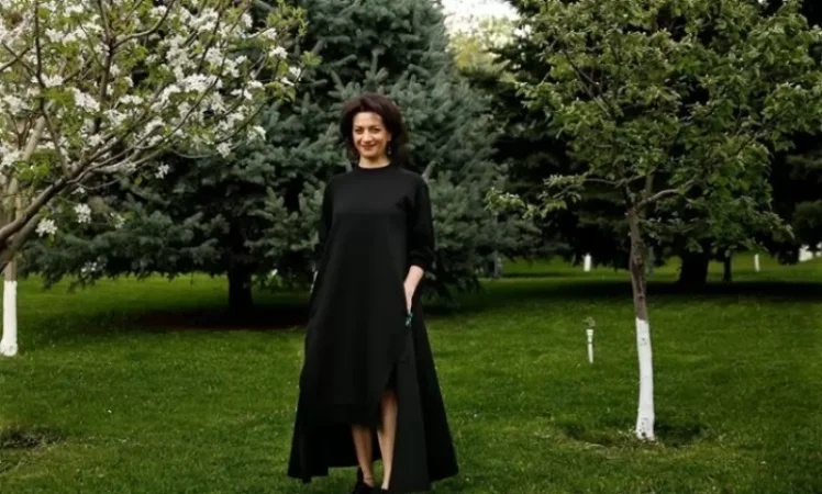 Photo: What Dress Did Anna Hakobyan Wear to Greet Dmitry Medvedev?