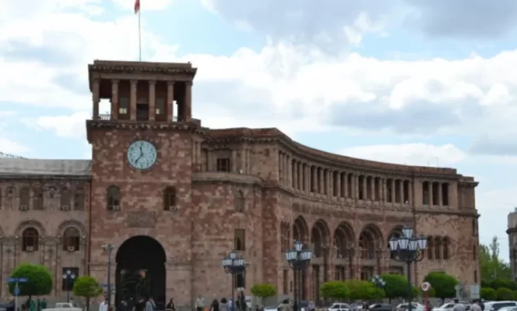 49-ամյա քաղաքացին կոտրել է կառավարության 1-ին մասնաշենքի ընդունարանի գույքը