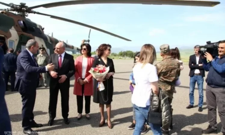 Լուսանկար․ Բակո Սահակյանը Ստեփանակերտի օդանավակայանում դիմավորել է Նիկոլ Փաշինյանին