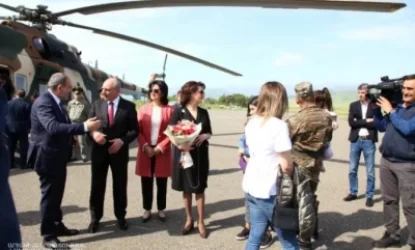 Լուսանկար․ Բակո Սահակյանը Ստեփանակերտի օդանավակայանում դիմավորել է Նիկոլ Փաշինյանին