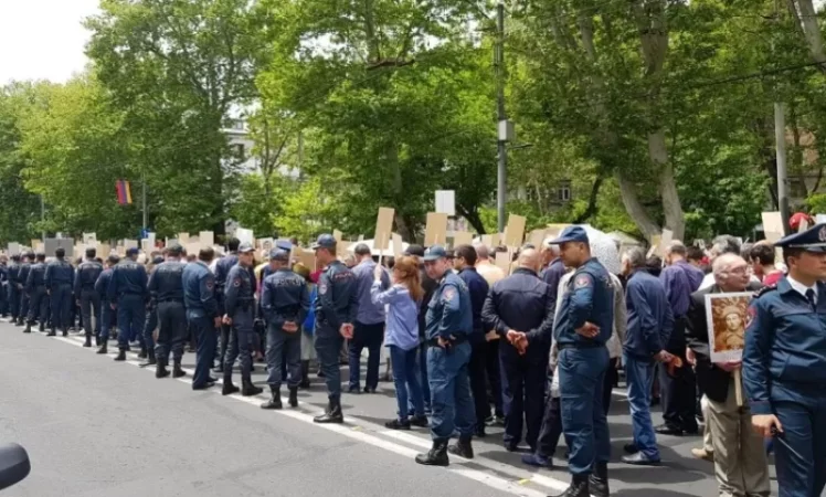 LIVE: March titled 'Immortal Regiment' in Yerevan