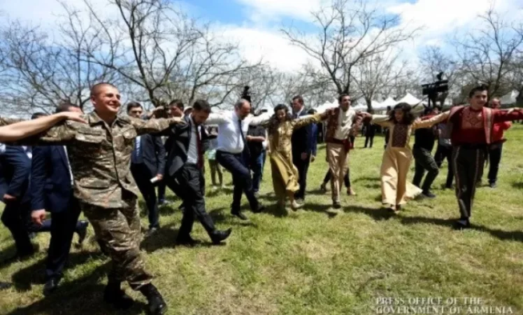 Video: Nikоl Pashinyan Joins the Round Dance in Shushi