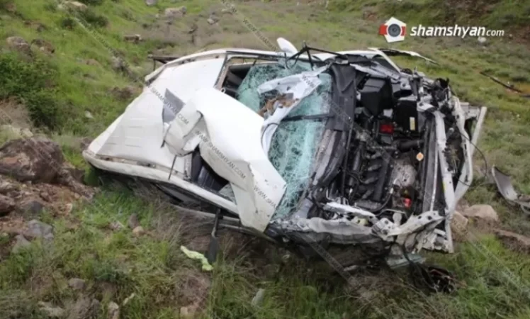 Կոտայքի մարզում Nissan-ը բախվել է արգելապատնեշներին, 150 մետր գլորվել ու շրջված հայտնվել ձորում