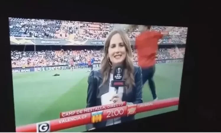 VIDEO: Humorous Incident - Journalist Hit on Head Before Valencia-Arsenal Match