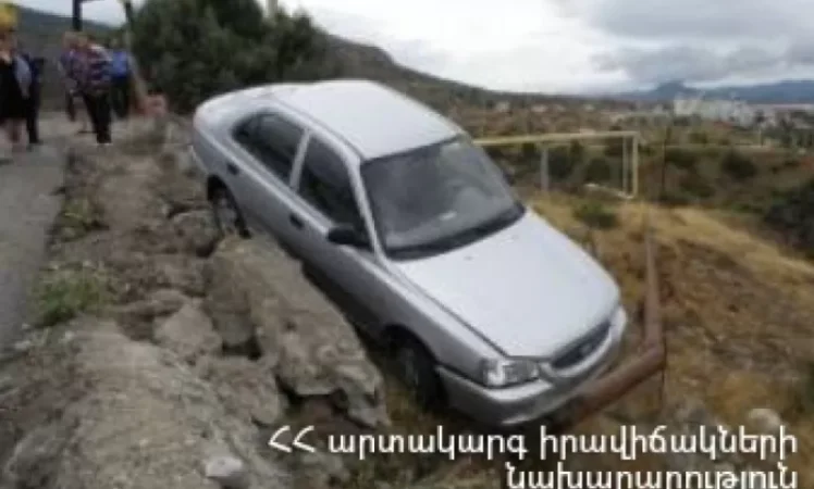 Մեքենան կախվել  է դեպի ձորակը