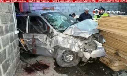 Արմավիրի մարզի դատական բժիշկը ավտոմեքենայով բախվել է երկաթե դարպասին ու հայտնվել շինության մեջ