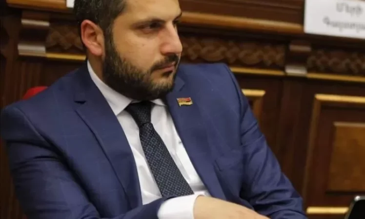 Տեսնեմ մի քաղաքացու ծեծի են ենթարկում,  կանգնեցի, միջամտեցի․  փոխնախարար