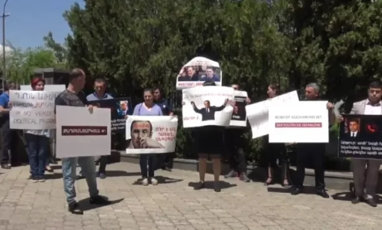LIVE: Supporters of Robert Kocharian Conduct Protest Outside Court