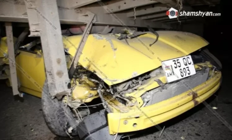 Խոշոր վթար Մասիս քաղաքում․ Toyota-ն մխրճվել է ЗИЛ-ի կցորդիչի տակ