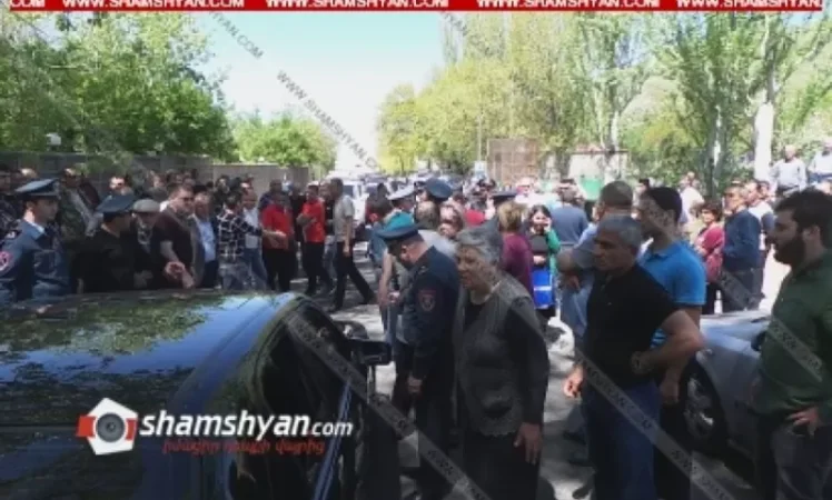 VIDEO: Protest Action Blocks Road to Garni