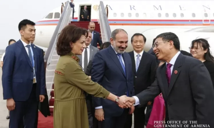 Nikol Pashinyan Meets with Xi Jinping