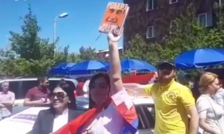 VIDEO: Supporters of Kocharyan Dance in Courthouse Yard