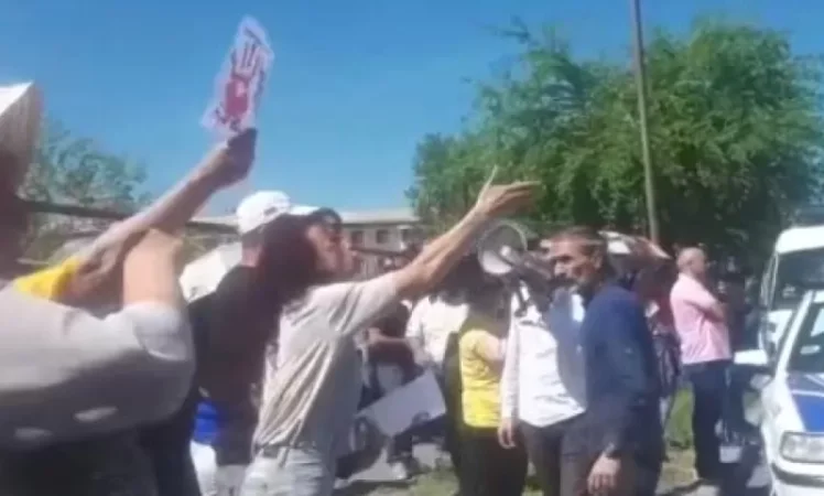 VIDEO: "Calm Down in Your Seats" – Tensions Rise Outside Court