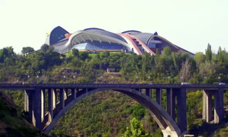 Քաղաքացին փորձել է նետվել Կիևյան կամրջից