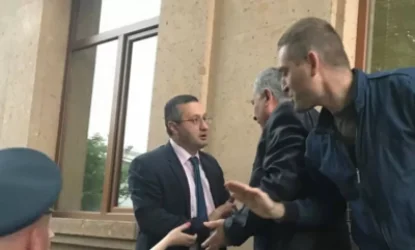 Դատավորը փորձել է դատարան մուտք գործել անցակետի պատուհանից՝ ընկել է