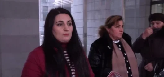 ՏԵՍԱՆՅՈՒԹ. «Երեխաները պարապ են մնացել»․ ծնողները ի աջակցություն ուսուցիչների՝ եկել են ԿԳՄՍՆ-ի մոտ