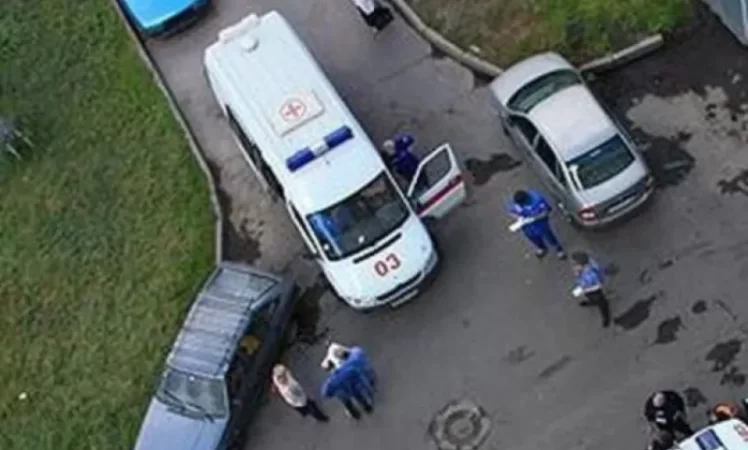 Արտառոց դեպք Երևանում. երիտասարդը պատշգամբից ընկել է մեքենայի վրա . Sputnik Armenia