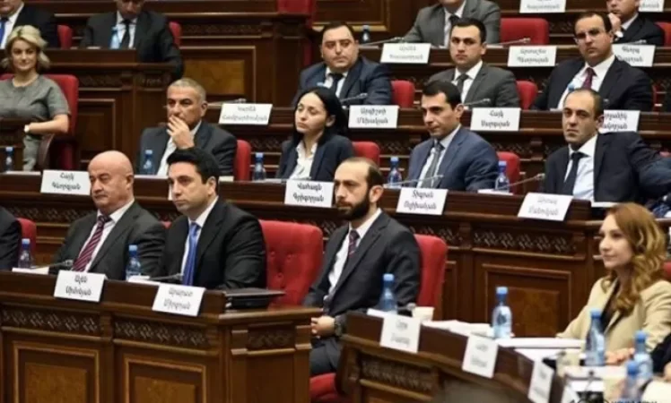 Մանրամասներ «Իմ քայլի» թեժ նիստից. «Հրապարակ»