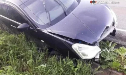 Վարորդը Nissan-ով դուրս է եկել երթևեկելի գոտուց և հայտնվել առվի մեջ. վիրավոր կա