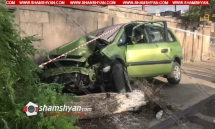 Opel-ը տապալել է հաստաբուն ծառը և հայտնվելով մայթին