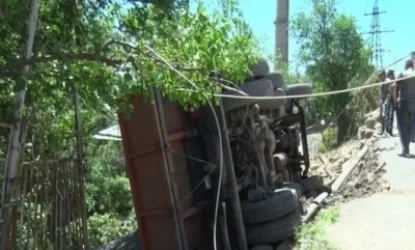 «Արմենիկում» կլինիկայի մոտ «ԿամԱԶ» է շրջվել՝ փլուզելով հարակից պարիսպը