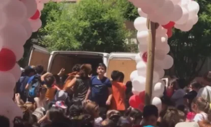 ՏԵՍԱՆՅՈՒԹ. Էջմիածնում մեքենայի միջից երեխաներին «նվերներ» են շպրտել